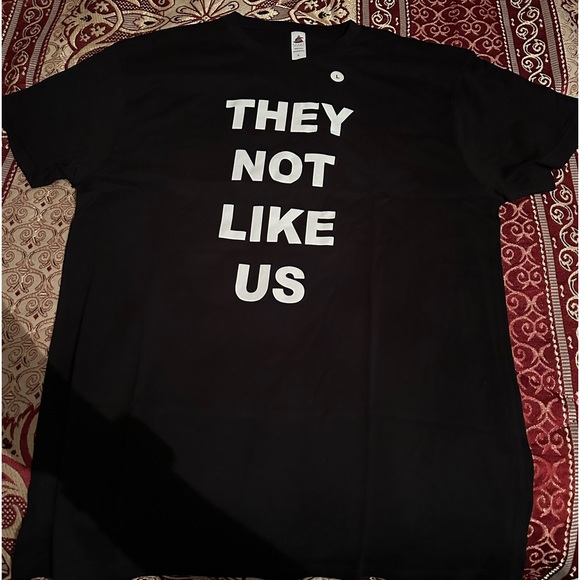 Cute black and white t shirt - Picture 1 of 1